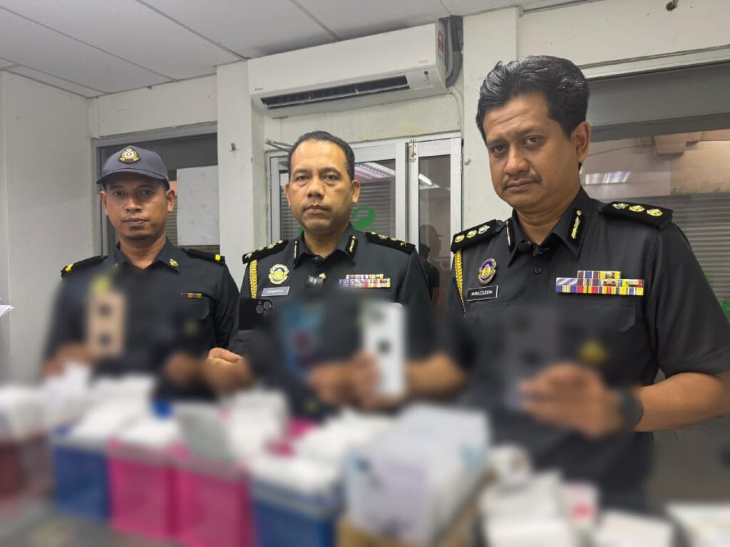 Aksesori, alat ganti tiruan telefon bimbit bernilai RM21,415 disita KPDN