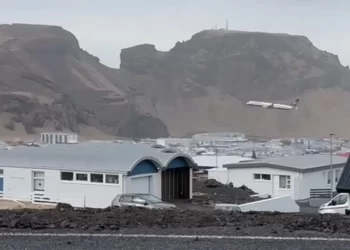 Pesawat terbang atas bumbung disangka terhempas