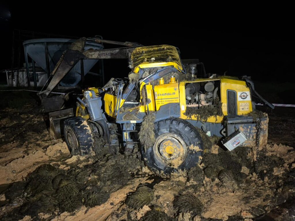 Pemandu lemas, traktor terjatuh dalam kolam buangan sisa sawit