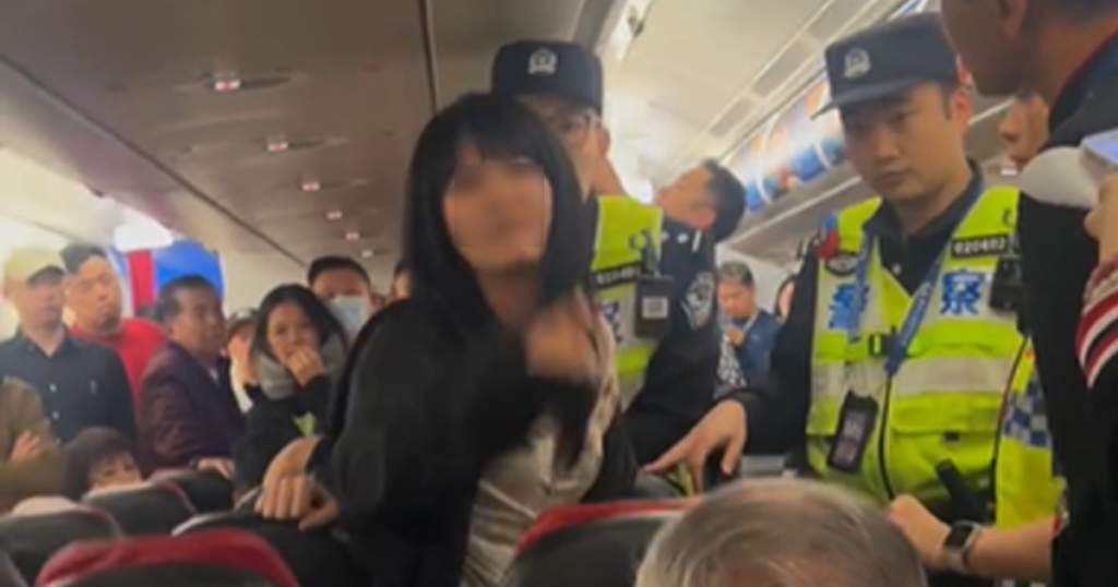 Wanita China marah kru Air Asia tidak bercakap dalam bahasa Mandarin
