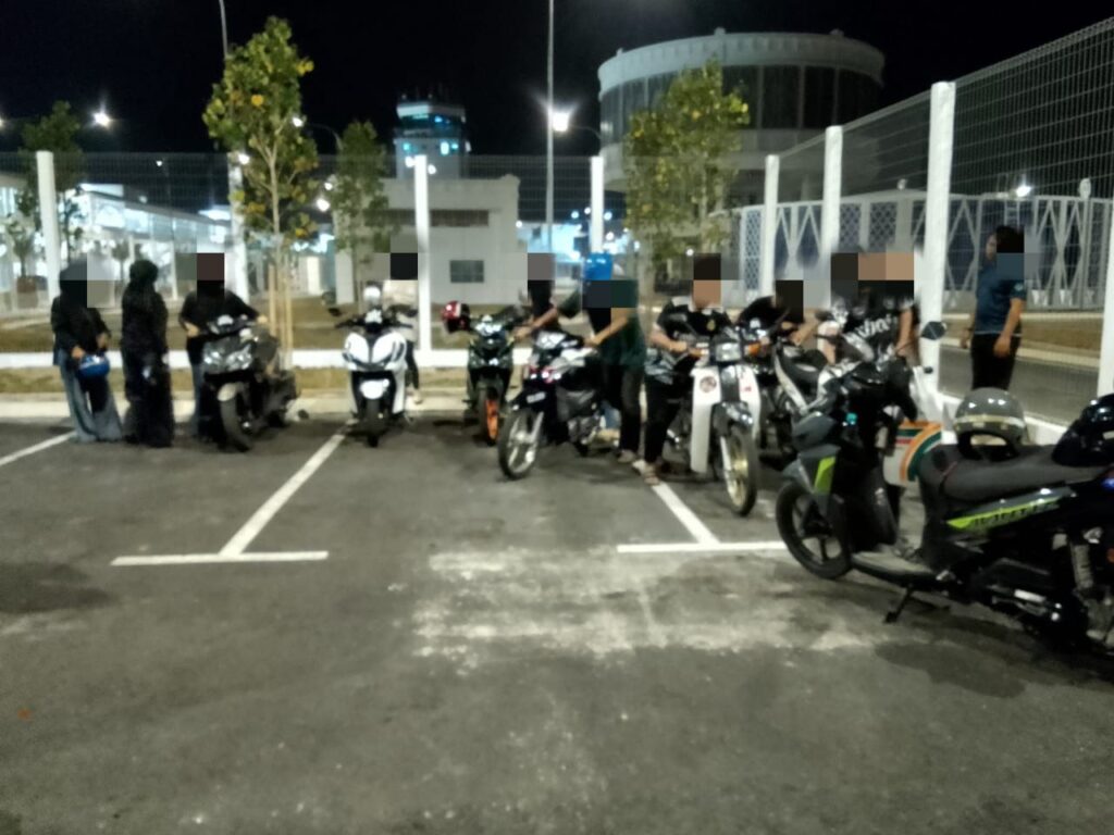 ‘Mat rempit’ berkumpul depan lapangan terbang Kota Bharu kena angkut