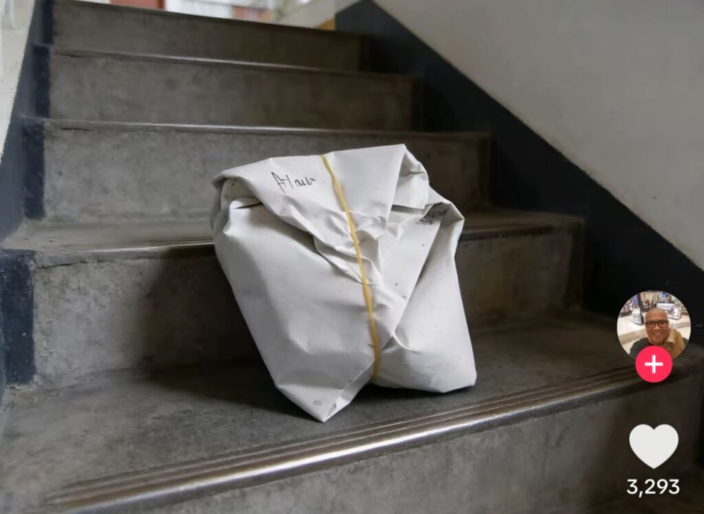 ‘Tepat 10 malam, ada nasi bungkus dekat tangga tingkat 7’