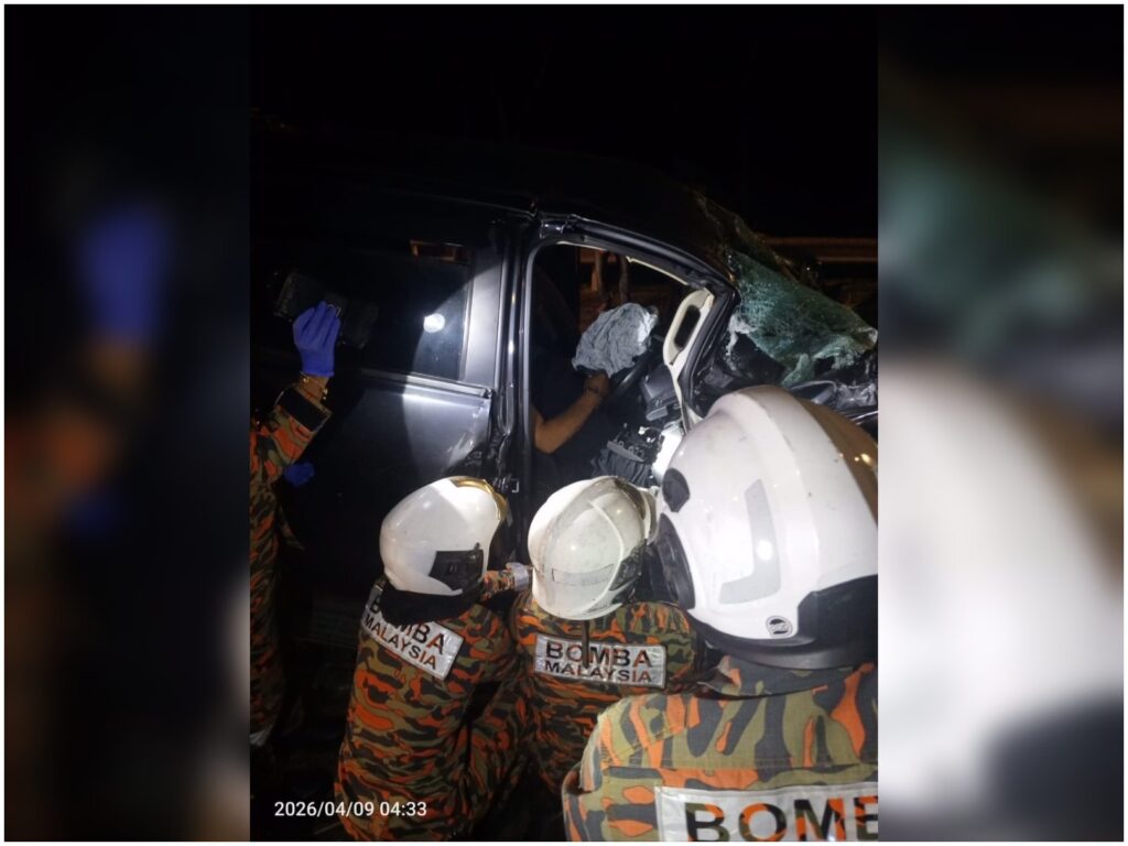 Pemandu Ford Ranger parah, kemalangan tiga kenderaan