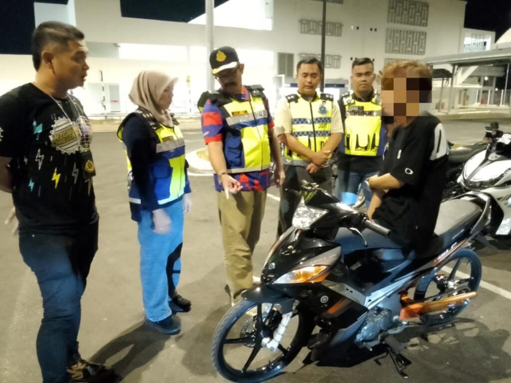 Tunggang motosikal sejauh 48km, saja nak lepak di lapangan terbang