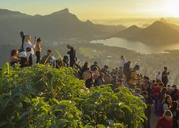 200 pelancong terperangkap di puncak bukit  