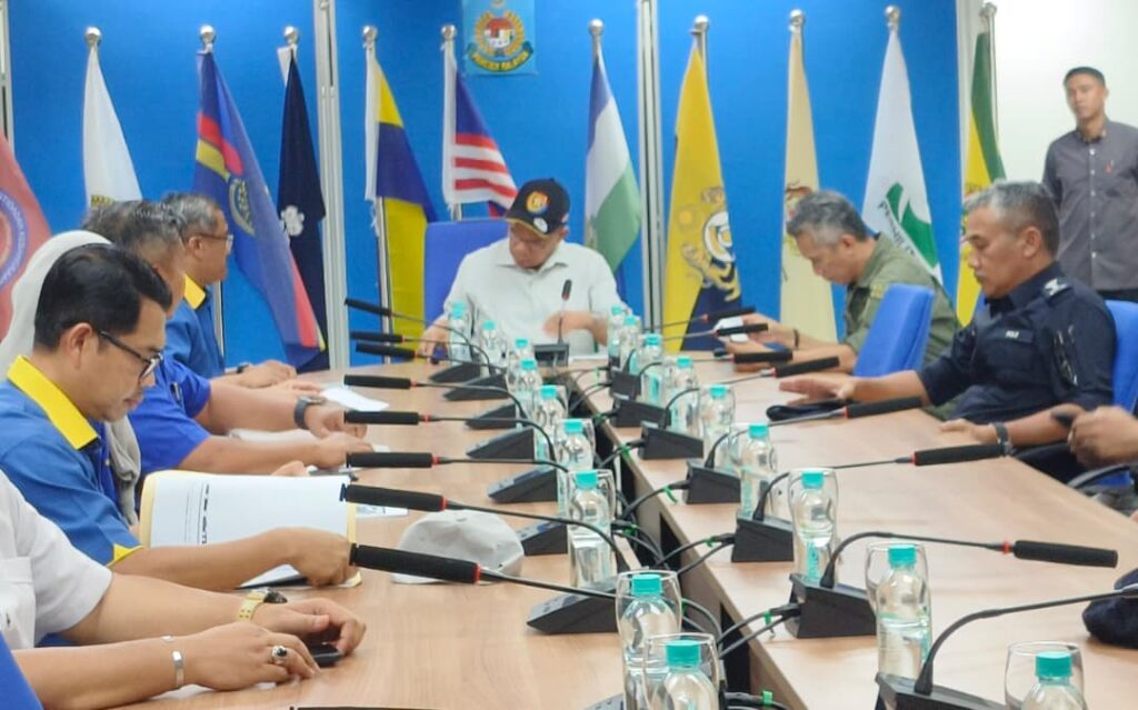 Polis diatur gerak ke stesen minyak sempadan