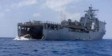 Iran balas dendam, dron serang kapal perang Amerika