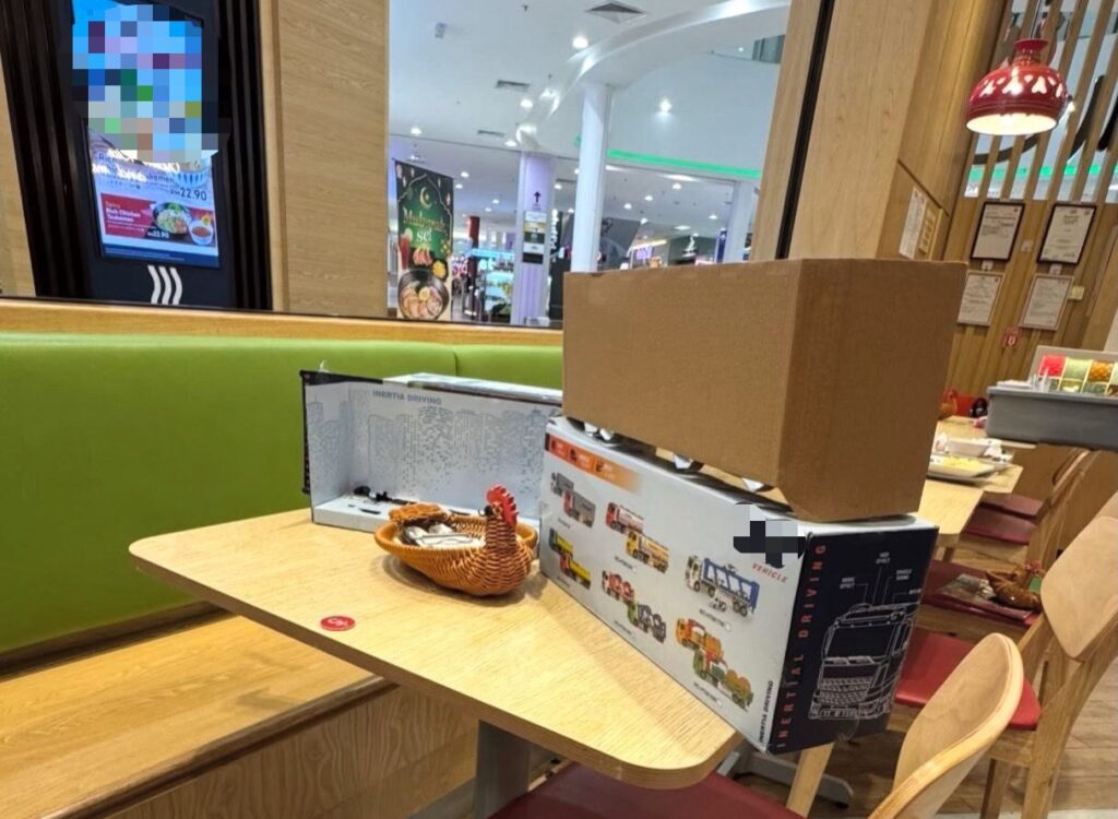 Lepas makan, tinggal sampah bertimbun atas meja