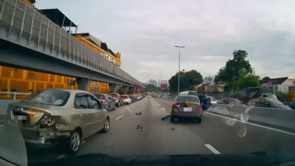 Tukar lorong mengejut punca 6 kenderaan berlanggar di LDP