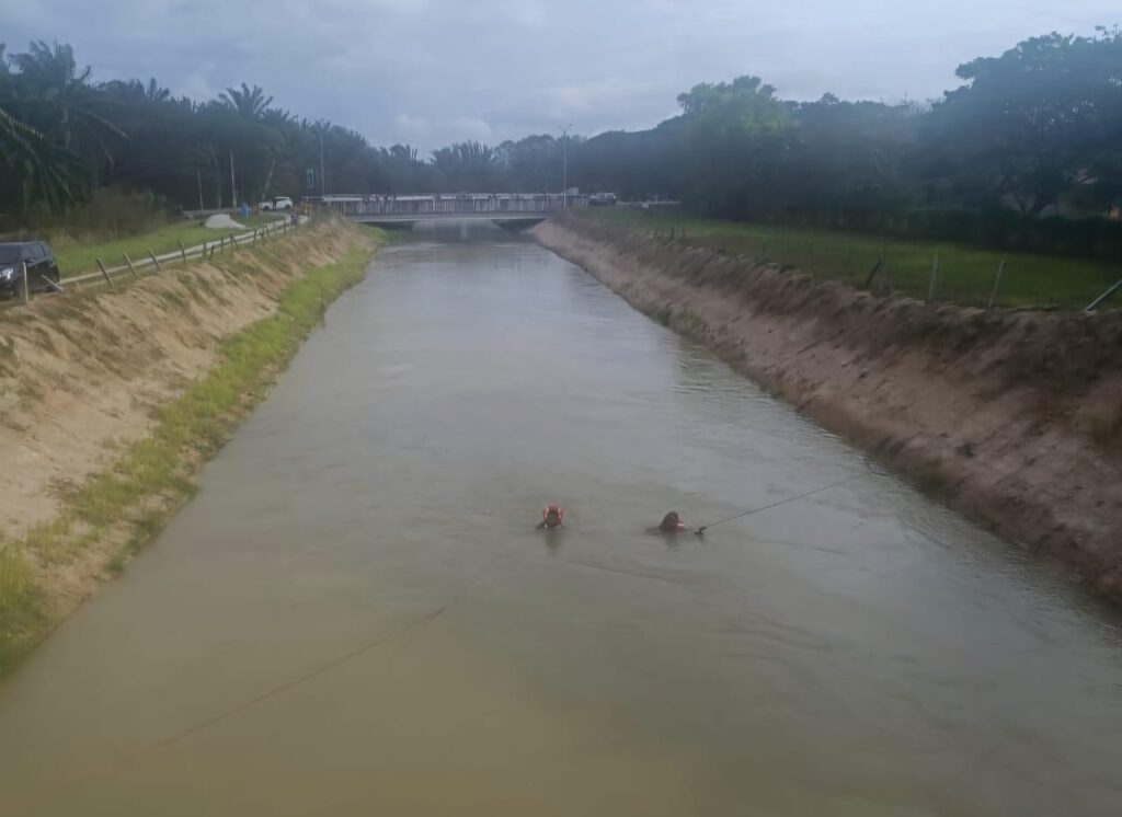 Budak enam tahun lemas jatuh terusan