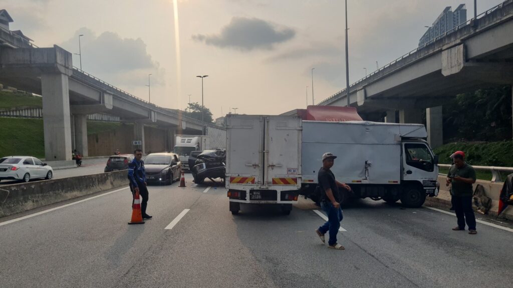 Dua lelaki maut nahas 4 kenderaan di DUKE