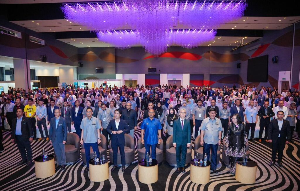 Pihak universiti jangan ‘duduk dalam kampus’ sahaja – Zambry