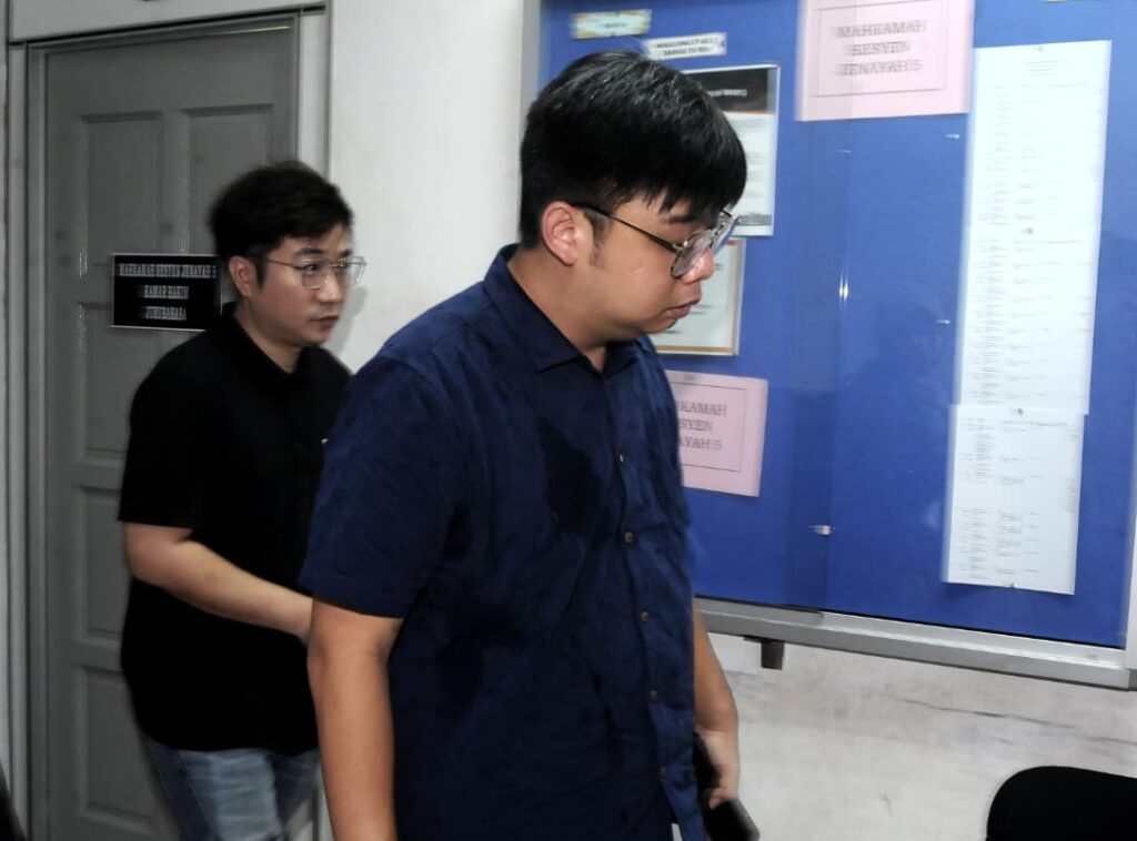 Dua lelaki Singapura didenda RM1,000 buang puntung rokok merata