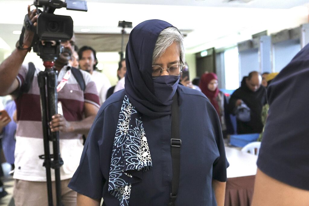 Anak perempuan Tun Daim hadir di mahkamah bagi pendakwaan
