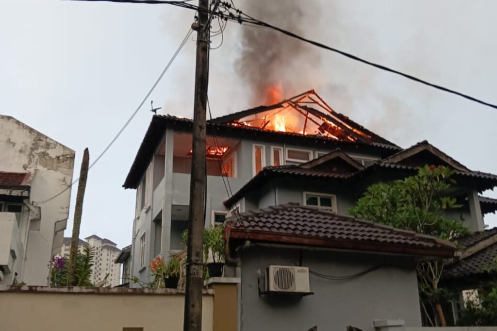 Rumah teres 2 tingkat terbakar 70 peratus