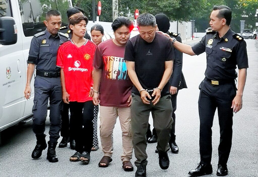 Pemandu lori, tiga warga Myanmmar didakwa miliki 4,705 kg minyak masak tanpa lesen sah