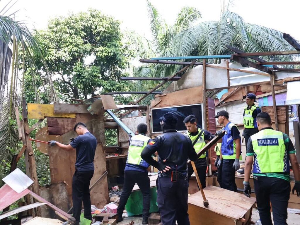 Setinggan haram warga asing di ladang sawit dekat sekolah dirobohkan