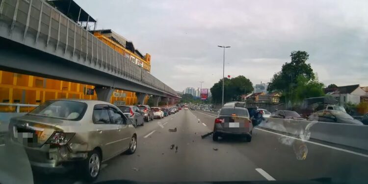 [VIDEO] Elak kemalangan punca kereta langgar motosikal hingga ‘terpelanting’ di LDP