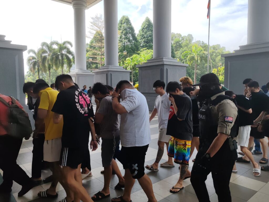 34 lelaki mengaku salah merusuh pusat hiburan, miliki senjata api