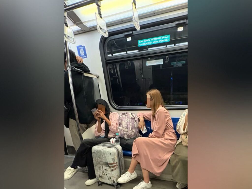 ‘Kau bayar asing ke letak beg di tempat duduk?’