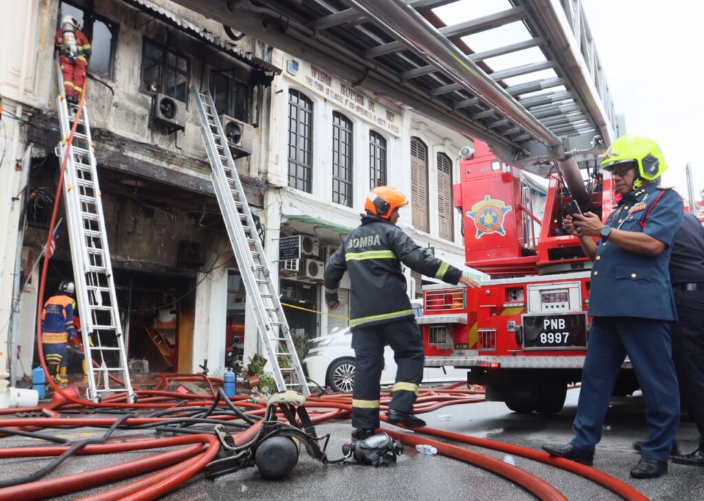 Peguam veteran, kerani maut akibat lemas terhidu asap