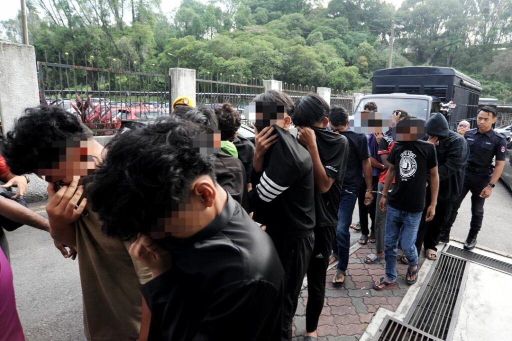16 termasuk 14 pelajar didakwa bergaduh depan sekolah