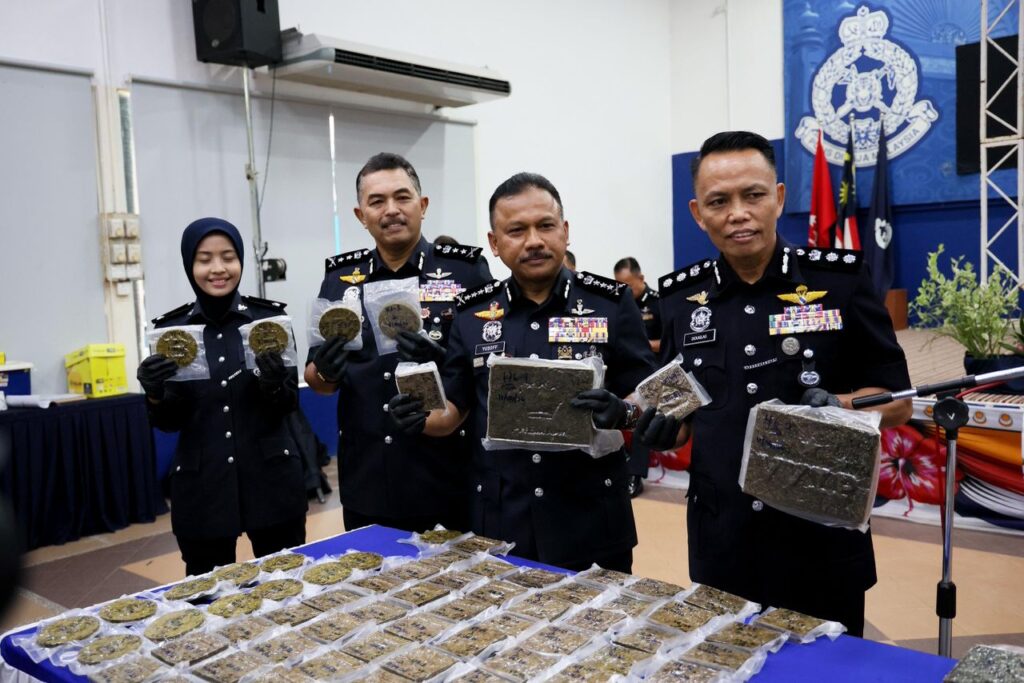 Dua beranak dicekup sorok ganja dalam premis jual insurans ke Thailand