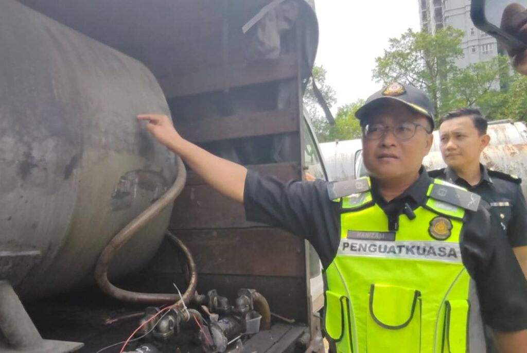 Pemandu lori ‘kantoi’ pindah diesel di stesen minyak