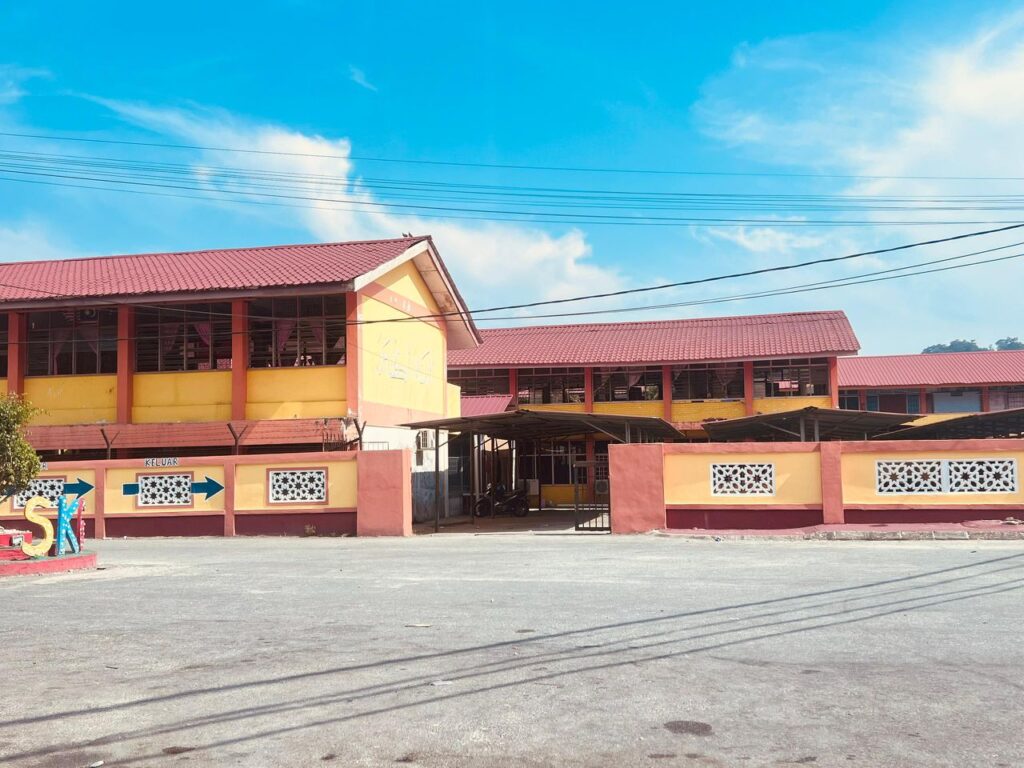 [VIDEO] Pelajar kena histeria hampir terjun tingkat satu bangunan sekolah