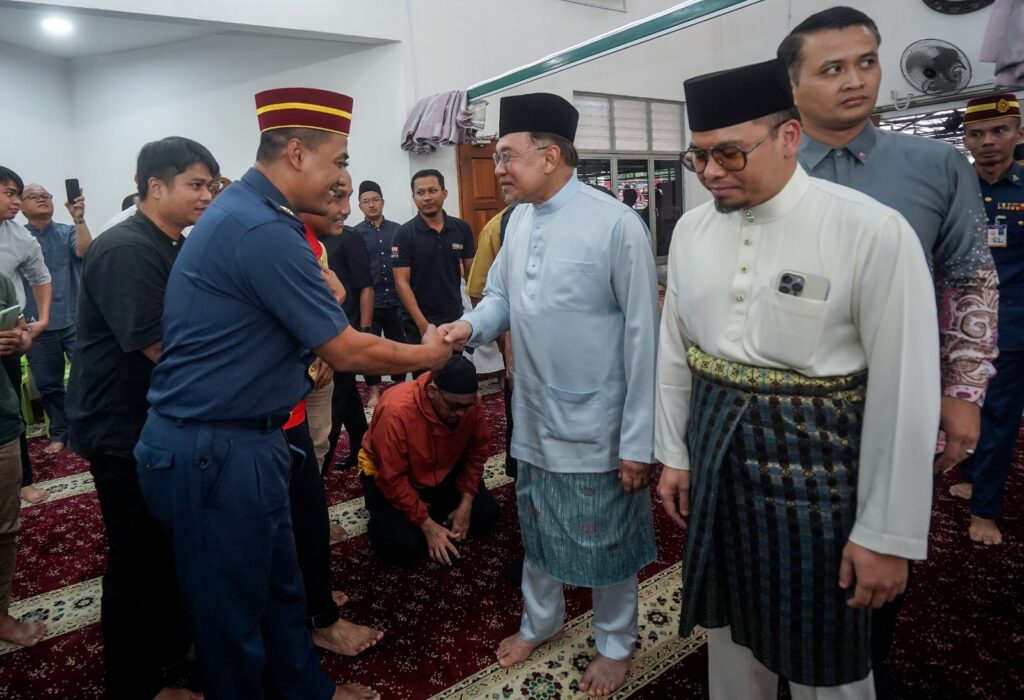 Jangan anggap cuci tandas kerja tukang cuci sahaja – Anwar