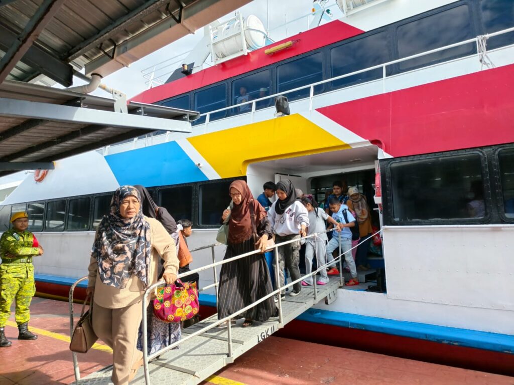 Pelancong tempatan dikenakan kadar surcaj feri Langkawi