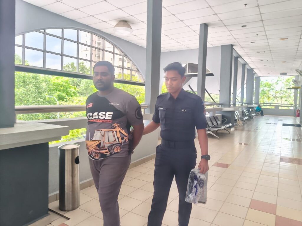 Pemandu traktor didakwa eksploitasi pekerja warga India