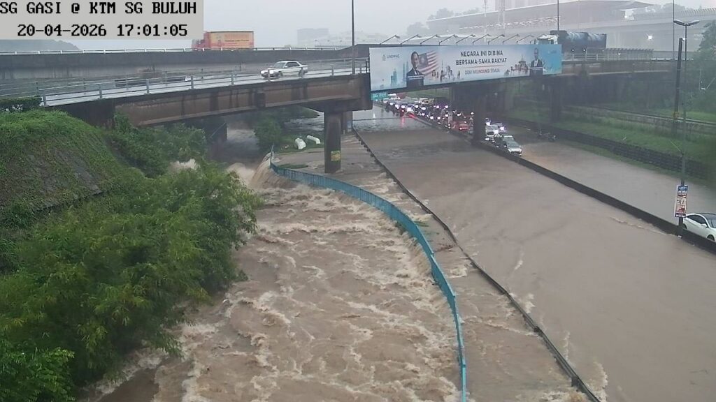 [VIDEO] Jalan jadi ‘kolam’, pengguna terkandas dalam banjir kilat