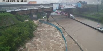 [VIDEO] Jalan jadi ‘kolam’, pengguna terkandas dalam banjir kilat