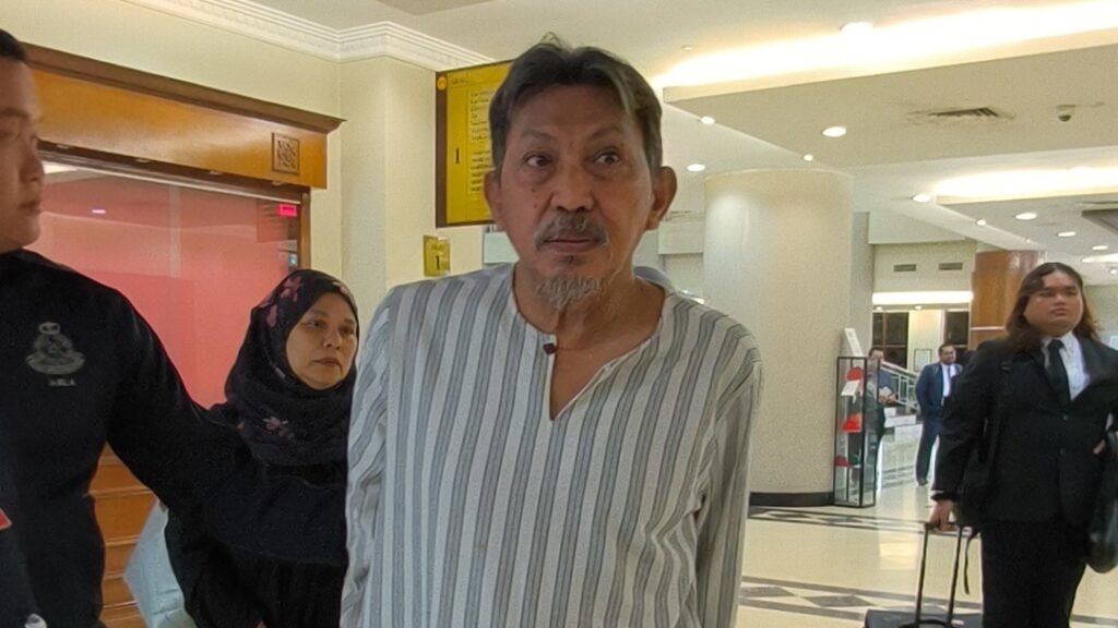 Bekas pengarah syarikat pelaburan didakwa tipu, terima wang aktiviti haram