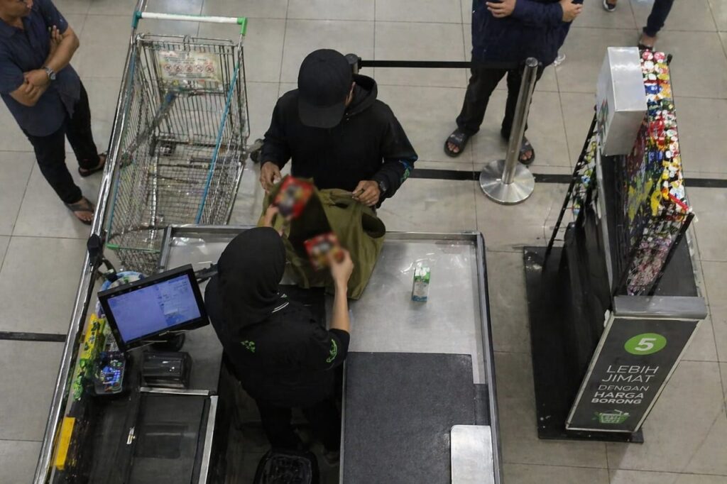 ‘Tiap tahun kena tolak gaji sebab pelanggan curi kopi’