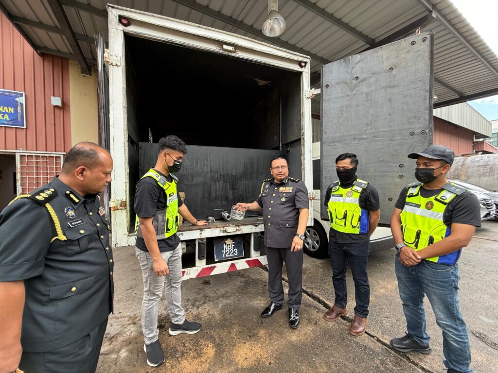 Ulang-alik penuhkan tangki lori jual diesel di tapak pembinaan