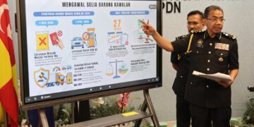 Ulang-alik penuhkan tangki lori jual diesel di tapak pembinaan