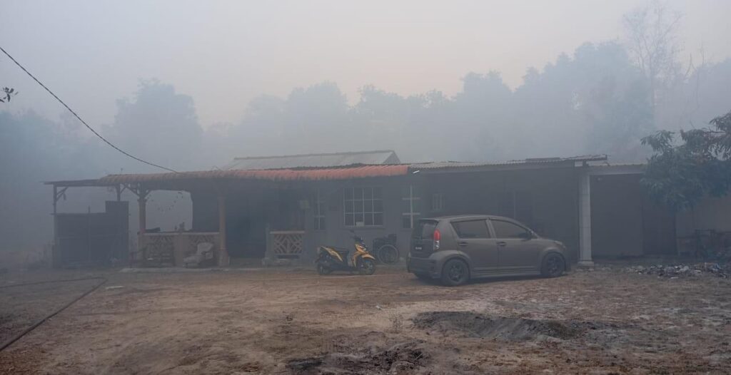 Kebakaran hutan: Penduduk berpindah, tak tahan asap tebal