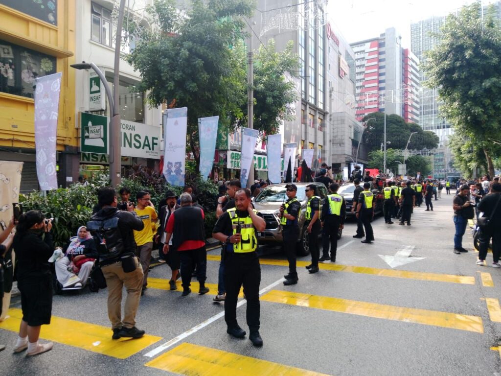 Letupan mercun cetus panik di Himpunan Tangkap Azam Baki