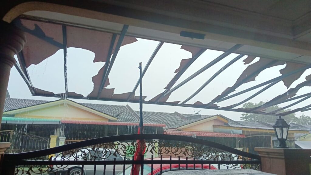 21 rumah rosak dibadai ribut