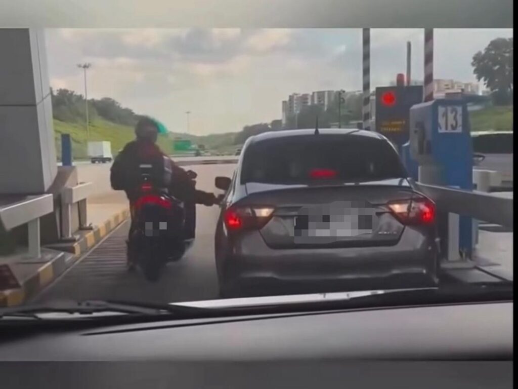 Penunggang motosikal ‘naik minyak’ rosakkan kereta di tol Lekas ditahan