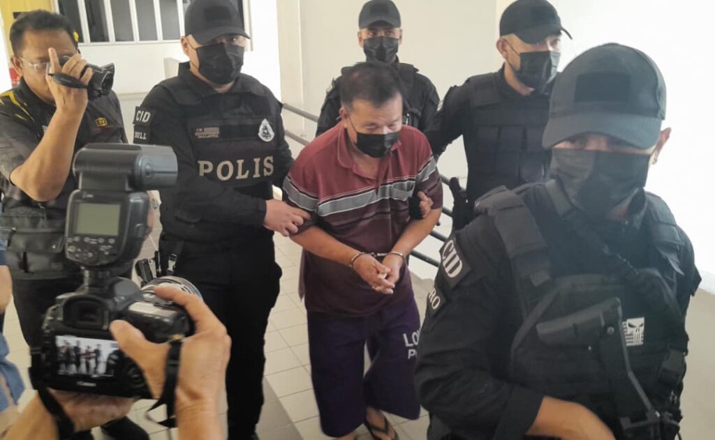 Suspek tembak mati tiga individu tiba di mahkamah