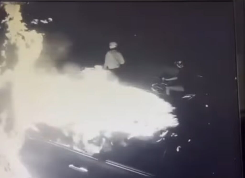 Samseng bermotosikal simbah petrol, bakar dua kenderaan