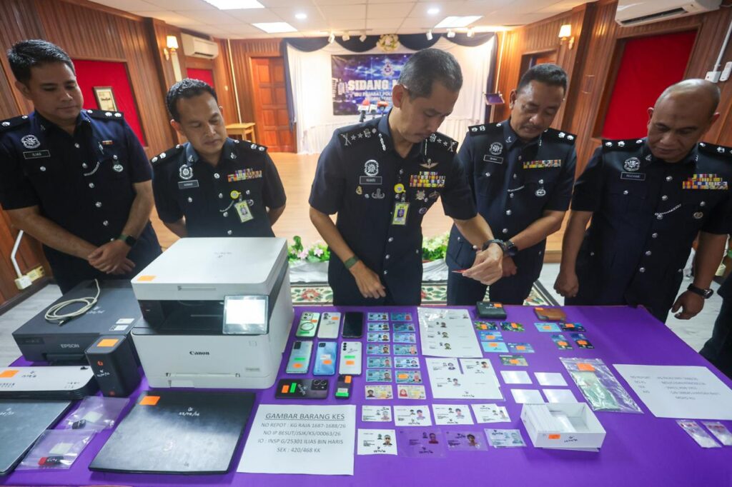 Dua ‘mat dadah’ buat MyKad palsu mohon pinjaman bank