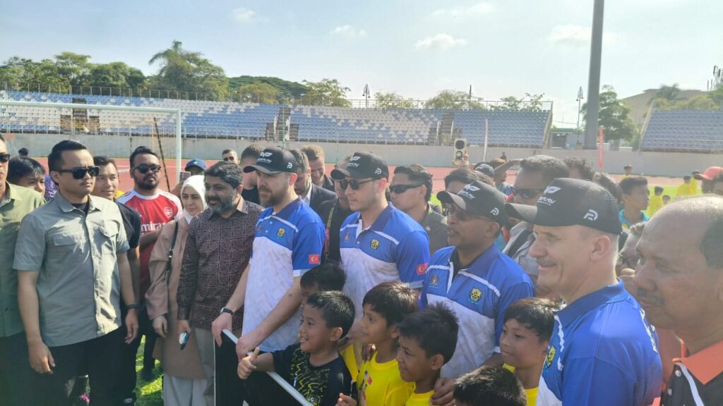 Ozil meriahkan klinik bola sepak di Manjung