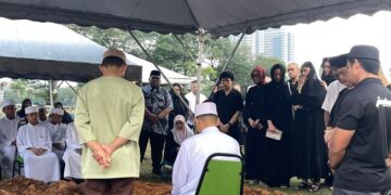 Jenazah seniwati Maria Menado selamat dikebumikan