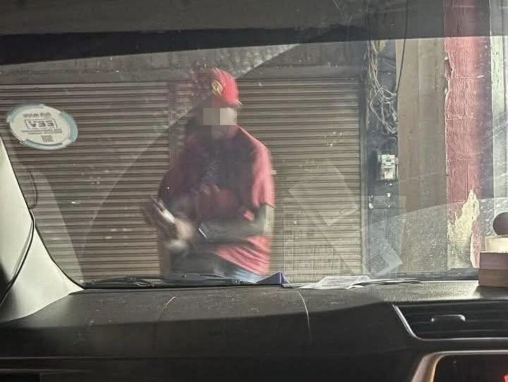 Polis tahan lelaki pecahkan cermin kereta guna batu