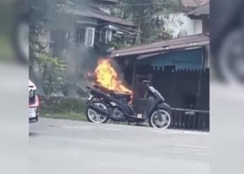 Motosikal tiba-tiba terbakar di lampu isyarat