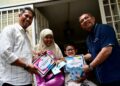 Dua beradik beri duit raya kepada PM terima iPad